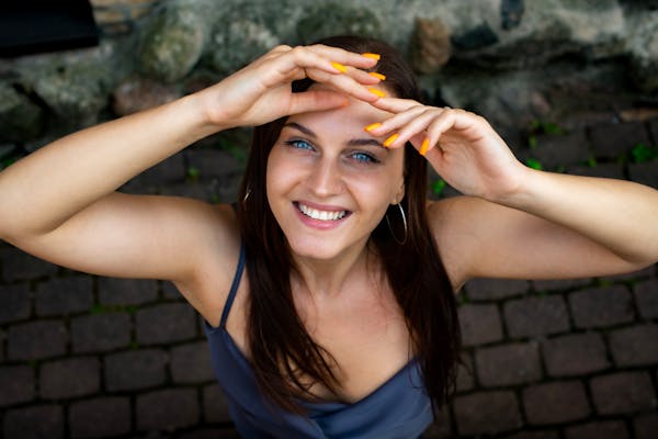 秀智惊现纽约时装周，气场全开引爆街头！