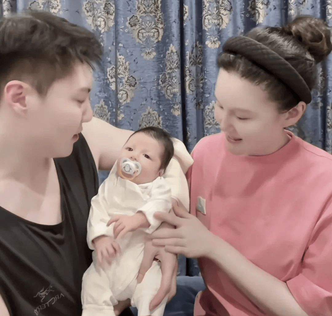 赵本山富三代小外孙正脸照曝光，网友调侃：长相随姥爷，给了多少压岁钱？  第1张