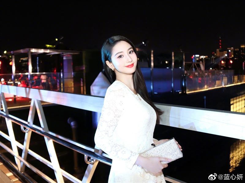 长发造型回春?42岁孙俪的容颜变迁史 第1张 长发造型回春?42岁孙俪的容颜变迁史 第1张