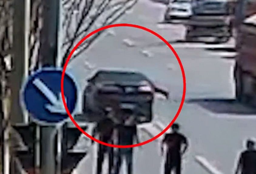 央视点赞!汽车失控小伙挂车窗上截停:救了司机一名! 第1张 央视点赞!汽车失控小伙挂车窗上截停:救了司机一名! 第1张