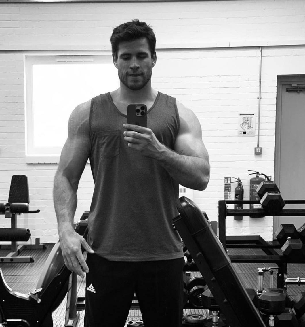 《巫师》剧集新任杰洛特健身照 肌肉壮硕有力量感  第2张