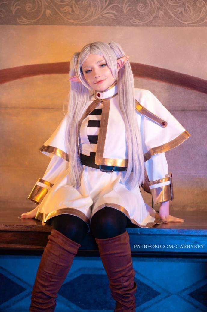 俄美女COS《葬送的芙莉莲》女主 黑丝被魔药溶解  第2张