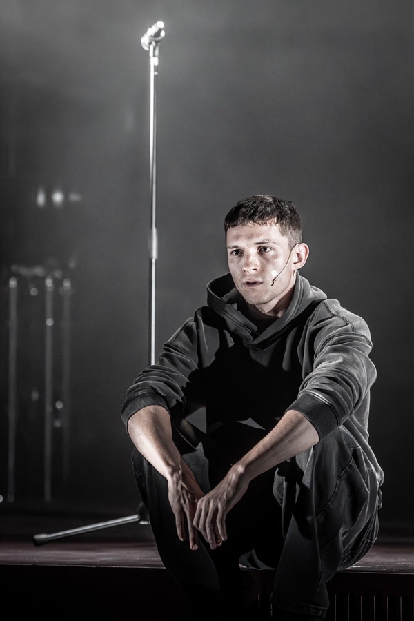 荷兰弟舞台剧《罗密欧与朱丽叶》剧照出炉：黑人朱丽叶亮相  第2张