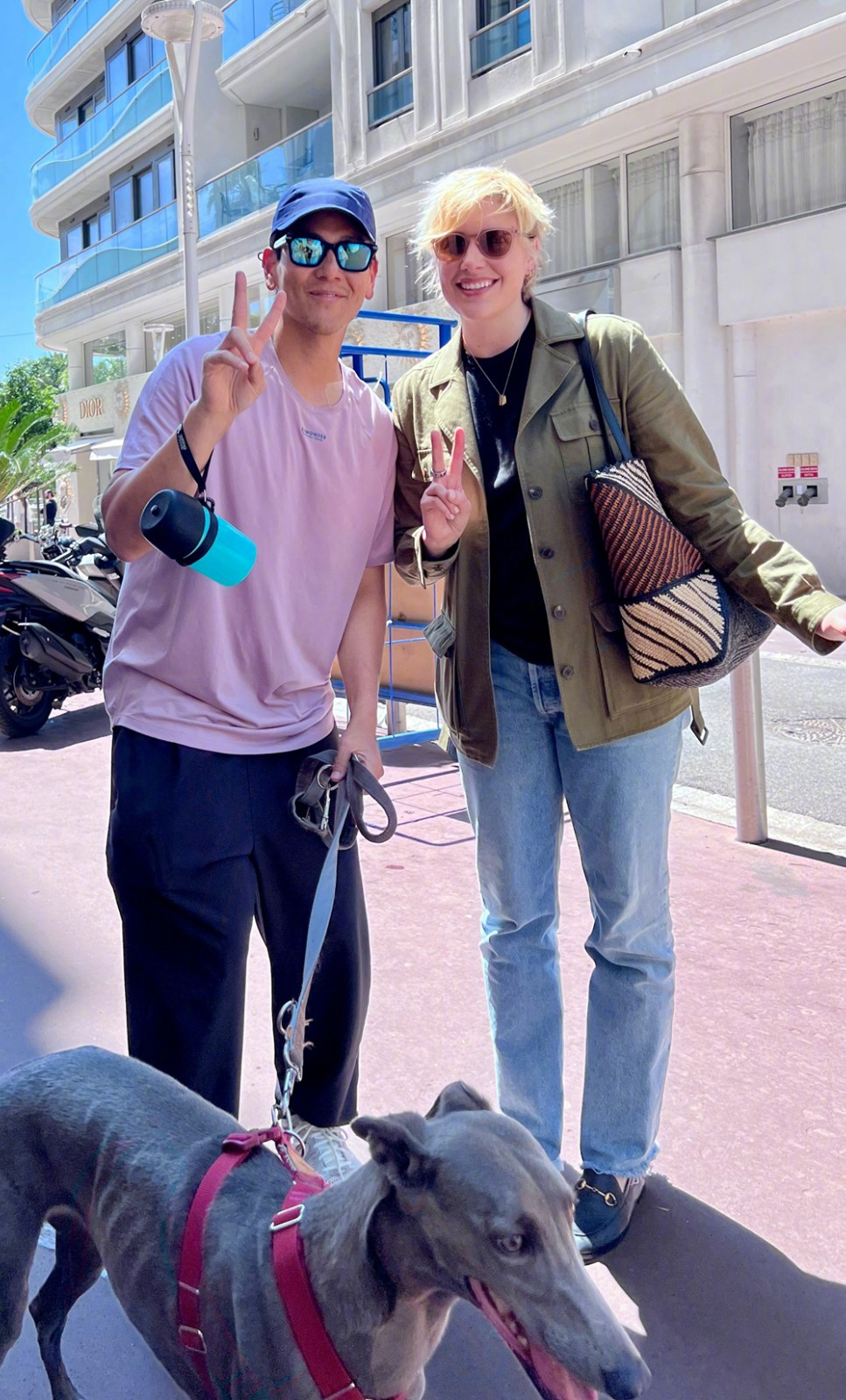 彭于晏戛纳遛狗遇《芭比》导演 沉浸式宣传新片  第1张