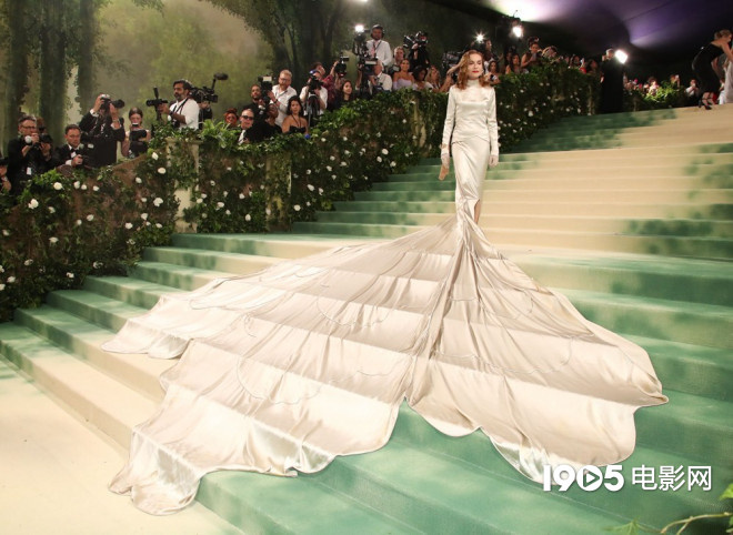 MetGala很难评!赞达亚超受宠 卡迪B封占地王者 第25张 MetGala很难评!赞达亚超受宠 卡迪B封占地王者 第25张