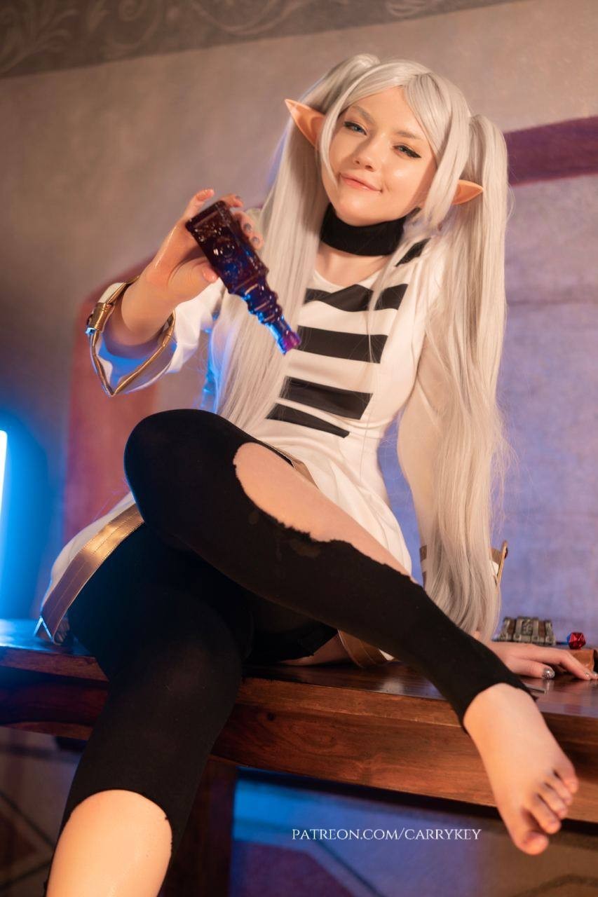 俄美女COS《葬送的芙莉莲》女主 黑丝被魔药溶解  第4张