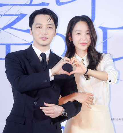 申惠善相隔7年再度与他合作!合作新电影《她死了》令申惠善大呼与卞约汉默契十足~ 第3张 申惠善相隔7年再度与他合作!合作新电影《她死了》令申惠善大呼与卞约汉默契十足~ 第3张