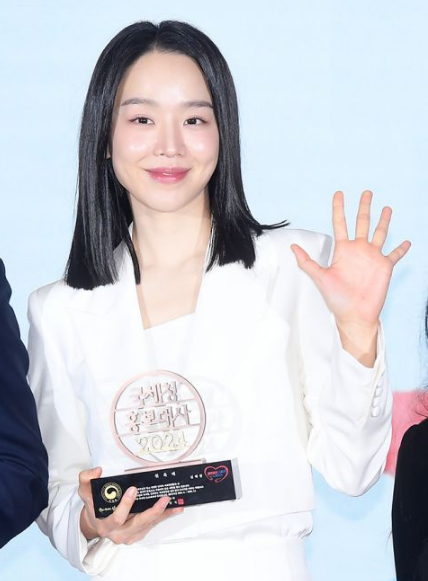 申惠善相隔7年再度与他合作!合作新电影《她死了》令申惠善大呼与卞约汉默契十足~ 第2张 申惠善相隔7年再度与他合作!合作新电影《她死了》令申惠善大呼与卞约汉默契十足~ 第2张